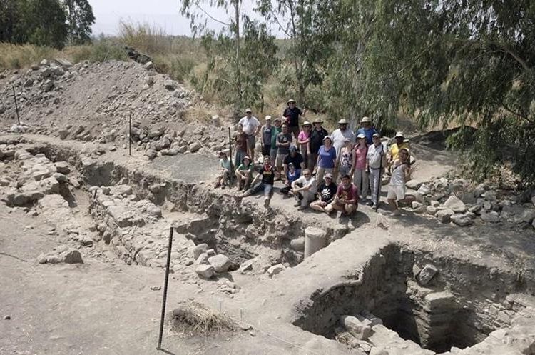 Grupo de arqueólogos posa junto a las nuevas excavaciones en Galilea. (Foto Prensa Libre: EFE)