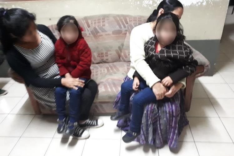 Las niñas fueron rescatadas sanas y salvas. (Foto Prensa Libre: PNC).