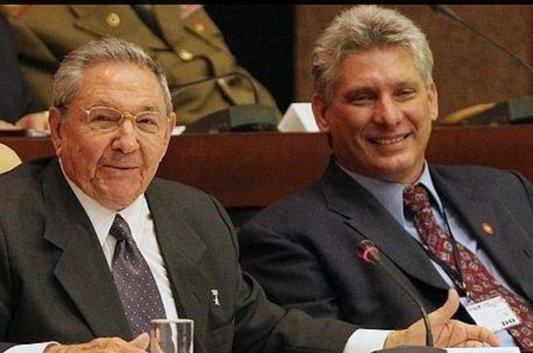 Miguel Díaz-Canel (derecha) tomará el mando en Cuba a partir del jueves. (Del sitio thecubaneconomy.com)