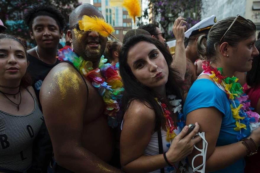 Las calles de Brasil se llenan de comparsas y colorido durante el Carnaval, considerado el más grande del mundo. (Foto Prensa Libre: AFP).