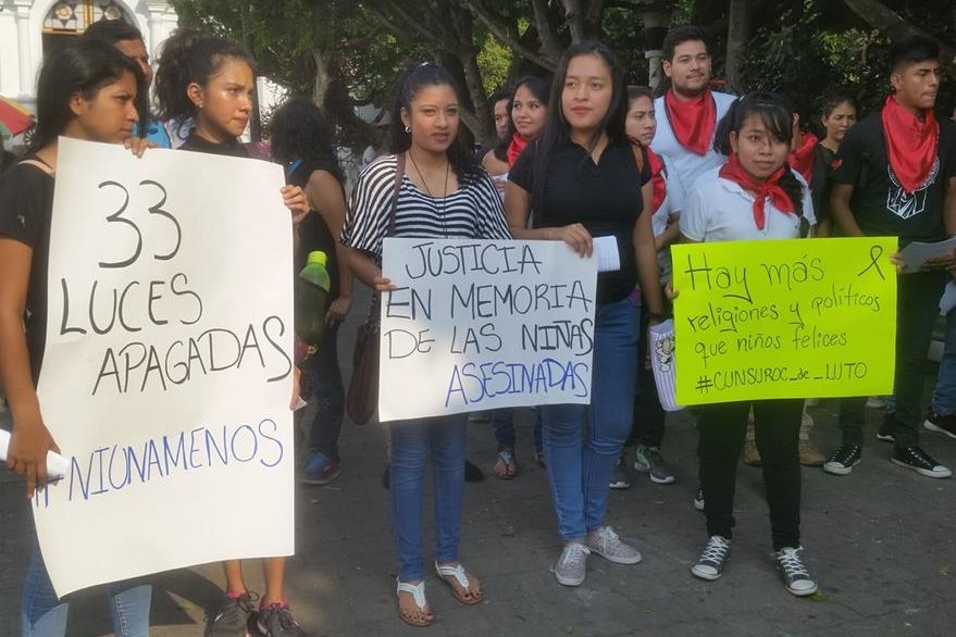 Estudiantes hacen una manifestación en Mazatenango contra la pasividad del Gobierno ante la tragedia. (Foto: Cristian Soto)