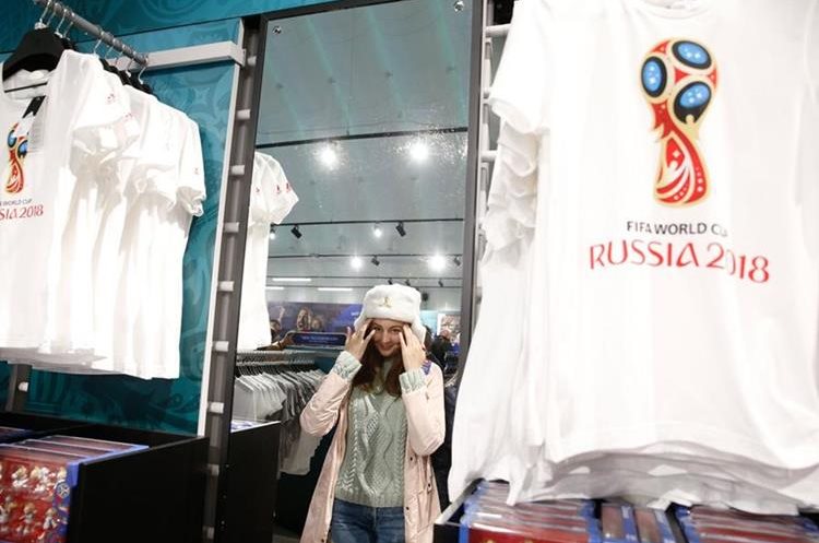 En las cercanías de la zona de Fanes, hay tiendas oficiales del Mundial de Rusia 2018. (Foto Prensa Libre: AFP)