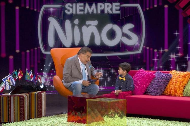 En el programa Siempre niños, Don Francisco interactúa con pequeños personajes. (Foto Prensa Libre: Cortesía Telemundo)