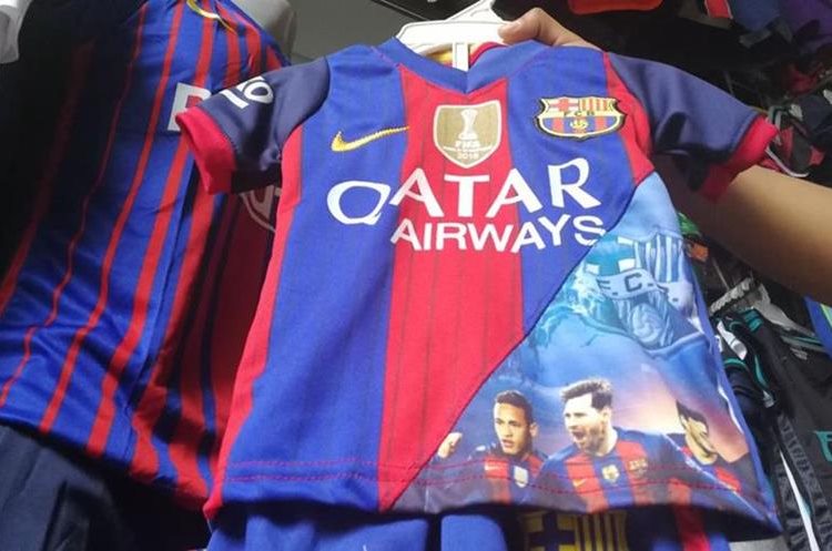 Aficionados buscan la réplica de la camisola del PSG en la plaza El Amate. (Foto Prensa Libre: Estuardo Paredes)