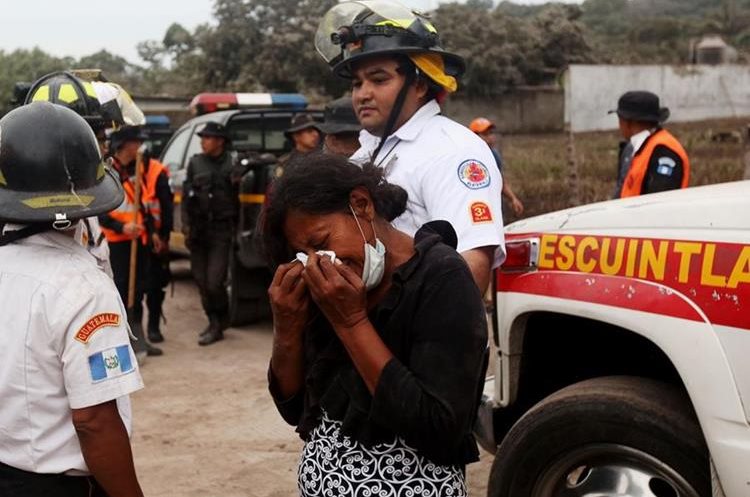 Eufemia García llora al enterarse que perdió a toda su familia tras la erupción del Volcán de Fuego, en el caserío San Miguel Los Lotes, Escuintla. (Foto Prensa Libre: AFP)