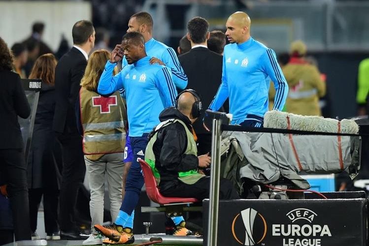 Durísima sanción a Patrice Evra por pegarle una patada a un hincha Durísima sanción a Patrice Evra por pegarle una patada a un hincha