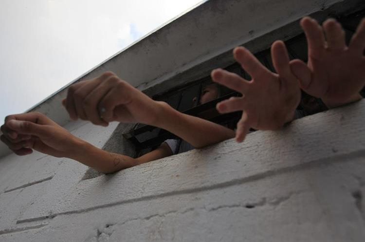 En estos centros han habido problemas debido a la alta población, niños y jóvenes usan 40 minutos para jugar y duermen en las aulas porque ya no hay espacio. 