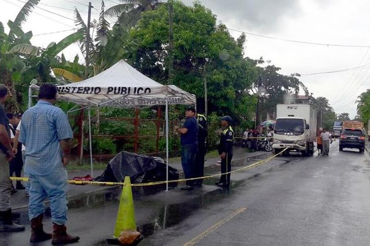Madre e hija muerieron al chocar contra camión, en Morales, Izabal. (Foto Prensa Libre: Dony Stewart)