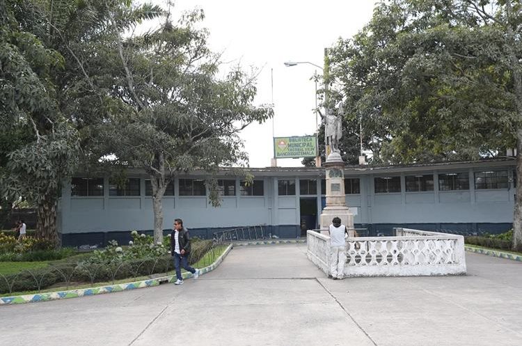 El monumento a Cristóbal Colón se encuentra frente a la entrada a la biblioteca infantil, en el parque Colón.
(Foto Prensa Libre: Érick Ávila)
