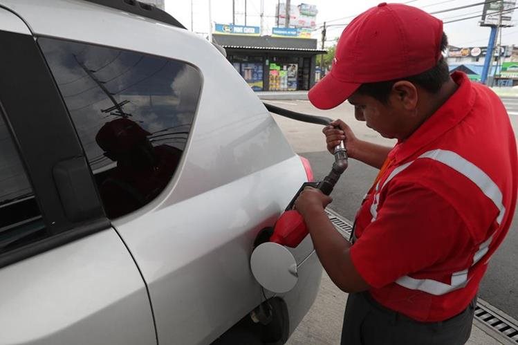 El precio de las diferentes gasolinas mantiene tendencia al alza desde hace varias semanas. (Foto Prensa Libre: Estuardo Paredes)
