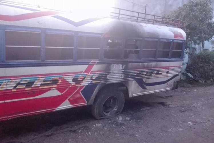 El bus quemado se encontraba en la v&iacute;a p&uacute;blica, en Ciudad Quetzal, San Juan Sacatep&eacute;quez. (Foto Prensa Libre: Cortes&iacute;a)