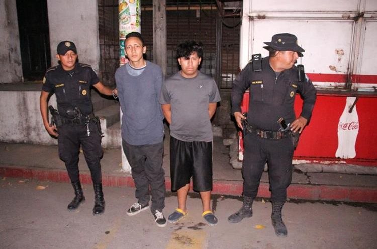 En Escuintla luego de una persecución fueron detenidos dos sospechosos del Barrio 18. (Foto Prensa Libre: PNC).