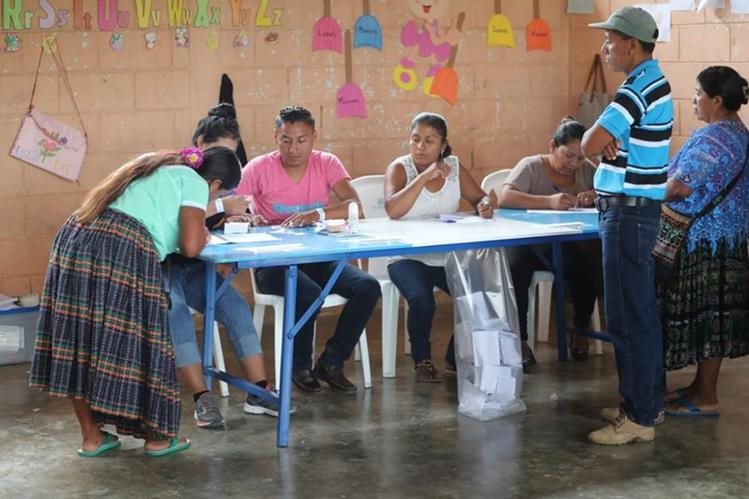 Pobladores de la aldea Joventé, San Luis, emiten su voto en esta Consulta Popular. (Foto Prensa Libre: Érick Ávila).