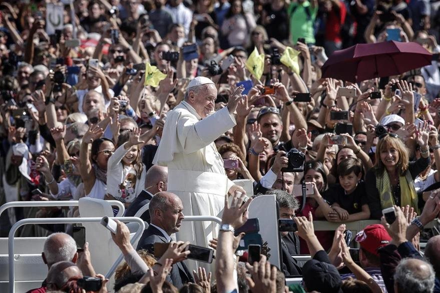 El papa Francisco afronta un reclamo de cardenales respecto de un restaurante McDonalds. (EFE)