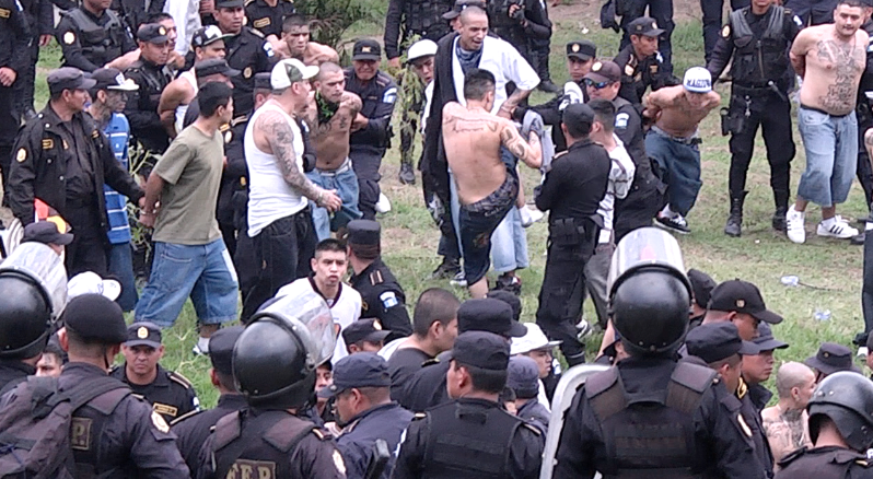 Integrantes de la Mara 18 recluidos en el sector 11 del Preventivo de la zona 18, durante un enfrentamiento con agentes de la PNC. (Foto Prensa Libre: Hemeroteca PL)