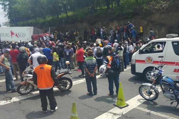 Vehículos de emergencia se mantienen en el lugar del accidente, en el km 18.5 de la ruta Interamericana. (Foto Prensa Libre: Sandra Zapeta)