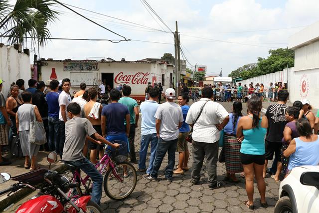 Lizbeth Denisse Ramos fue ultimada a escasos metros de la Escuela Oficial Urbana Mixta de la colonia Las Golondrinas, zona 3 de la cabecera de Escuintla.(Foto Prensa Libre: Carlos Paredes)