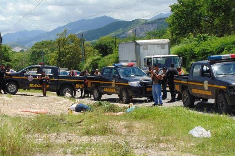 En el lugar conocido como Casas Pinto, Río Hondo, Zacapa fueron ultimados los jóvenes. (Foto Prensa Libre: Mario Morales)