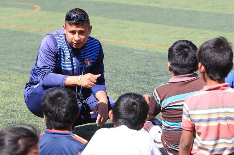 El profesor Otto imparte clases de deporte y apoya programas sociales de fundaciones en pro de la educación. (Foto Prensa Libre: Estuardo Paredes)