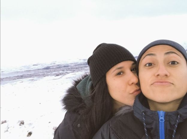 Ambas señalan que en Islandia pueden jugar al fútbol y vivir su relación sin "prejuicios". (BIANCA SIERRA/TWITTER)