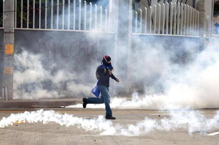 La policía lanzó gas lacrimógeno contra los manifestantes de la oposición. (Foto Prensa Libre: AFP)