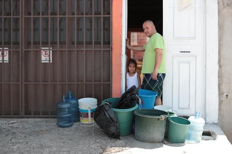 Vecinos de colonias donde el agua no llega con normalidad tienen que comprar agua a camiones cisterna. (Foto Prensa Libre: Hemeroteca PL)