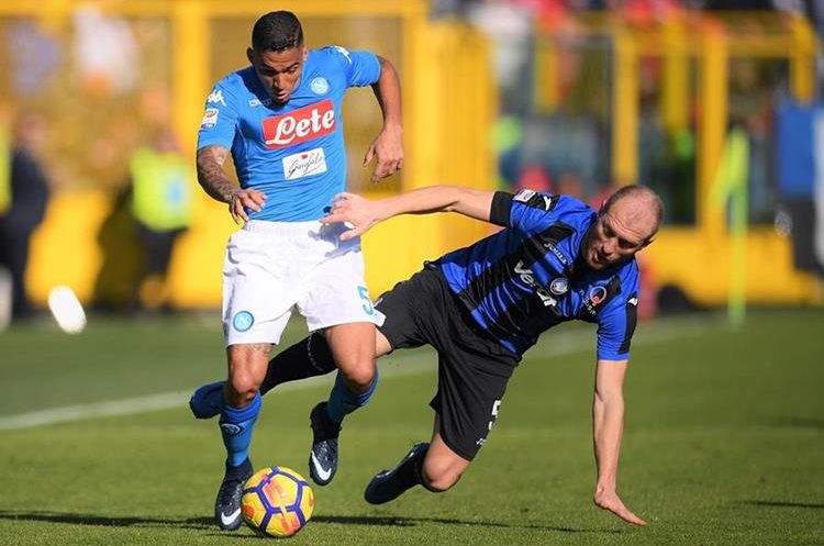 Allan pelea por el balón con Andrea Masiello en el duelo entre el Nápoli y el Atalanta. (Foto Prensa Libre: AFP)