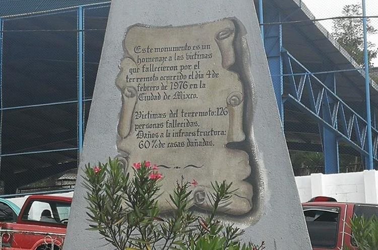 Leyenda en uno de los laterales de monumento estilo pirámide. (Foto Prensa Libre: Óscar Felipe Quisque)