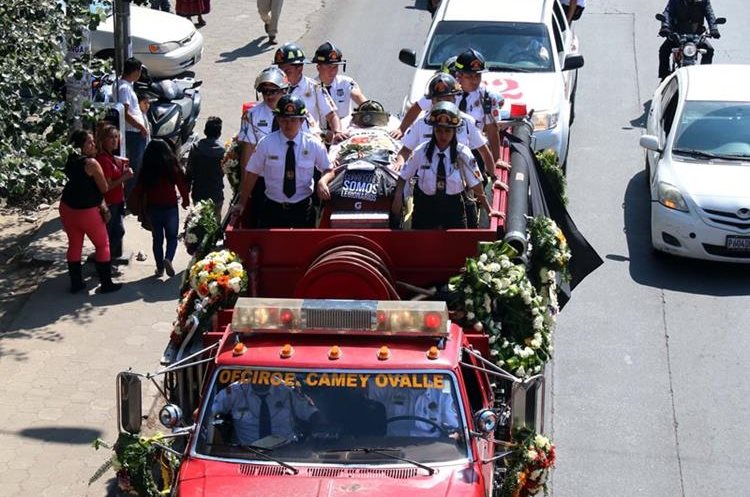 Varios vehículos hacen la caravana que acompaña los restos de Ciro Camey hacia el cementerio general de Xela (Foto Prensa Libre: Carlos Ventura)