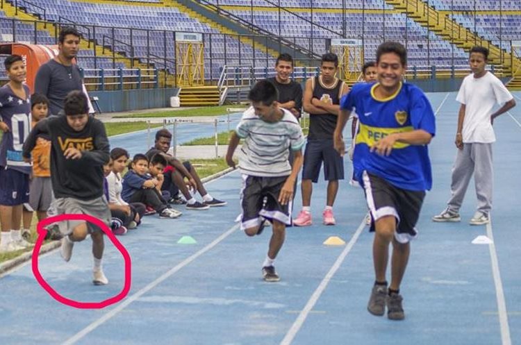 Adán es un adolescente que sueña con representar a Guatemala en el taekuondo. (Foto Prensa Libre: Mynor Mazariegos /Funog)