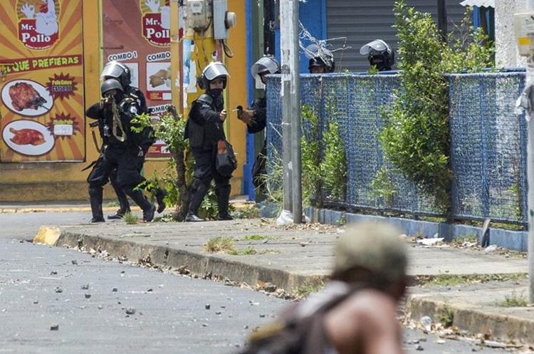Policías y paramilitares nicaragüenses se enfrentan contra manifestantes durante una protesta en Masaya, Nicaragua.(EFE).