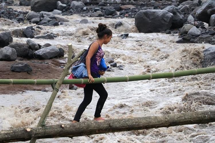 Pobladores de ocho comunidades tienen dificultad para movilizarse en Siquinalá. (Foto Prensa Libre: Enrique Paredes). 

