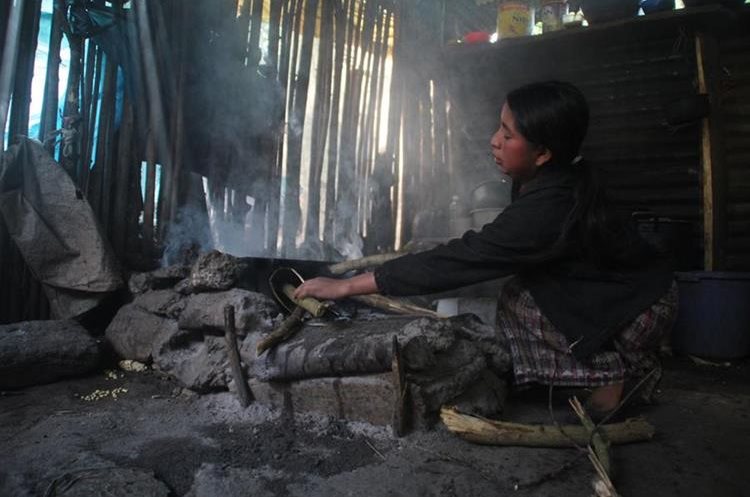 Juana Juan José, duerme en el suelo, en su covacha construida de palos y láminas viejas, junto a sus dos hijos, con frecuencia padecen de catarros que al complicarse se han convertido en neumonÃas, no solo por al frÃo en su comunidad Payá, Jacaltenango, Huehuetenango, sino por la inhalación del humo del fuego con el que prepara sus alimentos en la misma habitación. Basura y leña es el combustible que utiliza para poder cocinar, sus condiciones de extrema pobreza, no le permiten tener acceso a una estufa de gas, por lo que pese a estar consiente que el humo causa daños en su salud, se adapta a convivir con âel enemigo en casaâ. La joven madre, asegura que el gasto en leña es fuerte, entre sus tareas debe buscar en las montañas de la comunidad, pues no se trata solo de fuego sino calor para mitigar el frÃo, sobre todo en épocas de invierno.