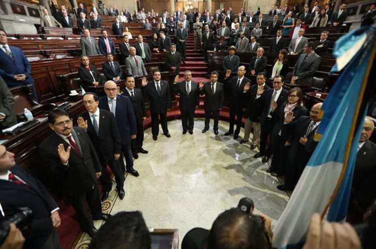 Juramentación comision postuladora para elección de fiscal General del MP son juramentados en el congreso. (Foto Prensa Libre: Esbin García)