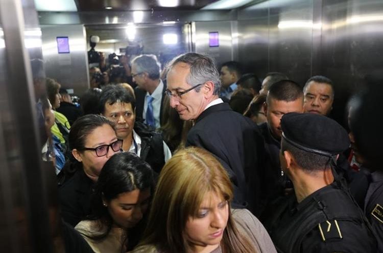 Otorgan libertad bajo fianza a Álvaro Colom en Guatemala
