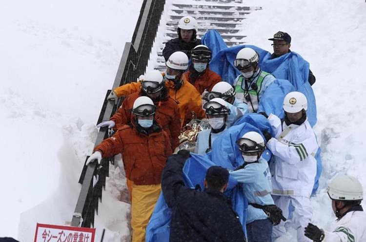 Policías y bomberos evacúan a un estudiante herido en Nasu, prefectura de Tochigi, Japón. (EFE)
