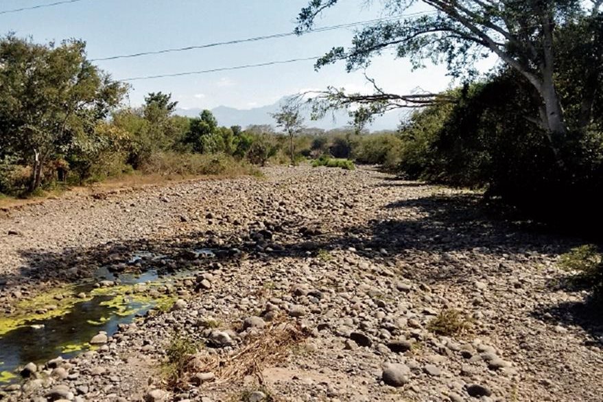 Así se ve el panorama en varios tramos del río Los Esclavos, que pasa por Santa Rosa.