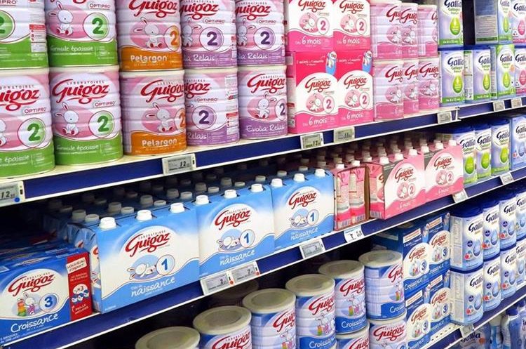Productos lácteos para bebés recomendados por la Sociedad Francesa de Pediatría para reemplazar los productos de la marca Lactalis en Niza, Francia.(EFE).