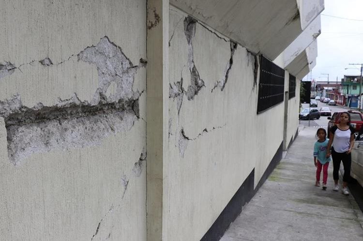 En San Marcos, varios edificios fueron dañados por el temblor, lo que mantiene en alerta a los vecinos del sector. (Foto Prensa Libre: Whitmer Barrera)