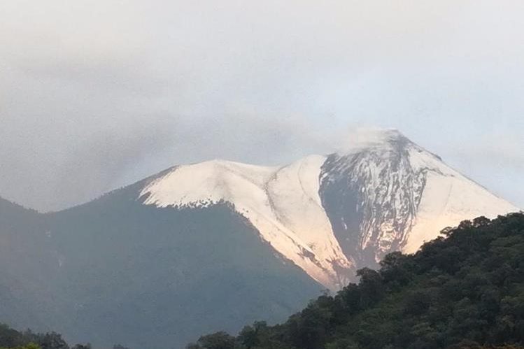 Fue tal la magnitud del granizo que la cima del volcán tomó el aspecto de un paisaje invernal. (Foto Prensa Libre: Mariela Matzul)