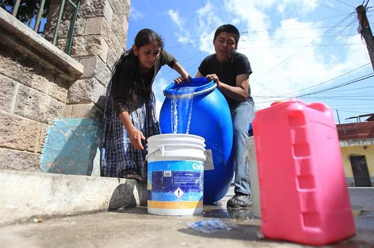 Vecinos de la zona 6 capitalina que no tienen servicio de agua entubada compran todos los días el vital líquido en cubetas y toneles. (Foto Prensa Libre: Hemeroteca)