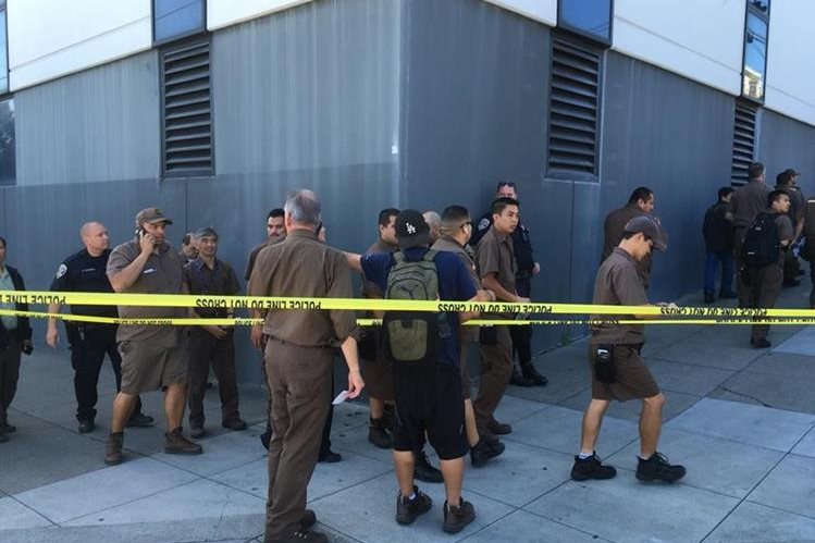 Policía acordona el área de la balacera en San Francisco. (Foto Prensa Libre: AP)