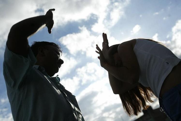 Estadísticas de violencia contra la mujer persisten en los últimos nueve años. (Foto Prensa Libre: Hemeroteca PL)