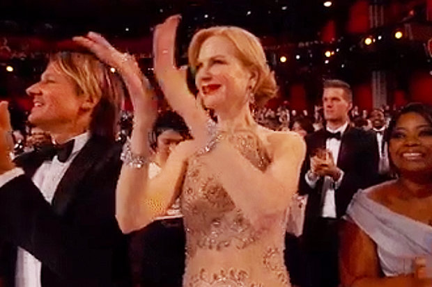 Nicole Kidman, durante la entrega de los Premios Oscar, con el peculiar aplauso (Foto Prensa Libre: YouTube).