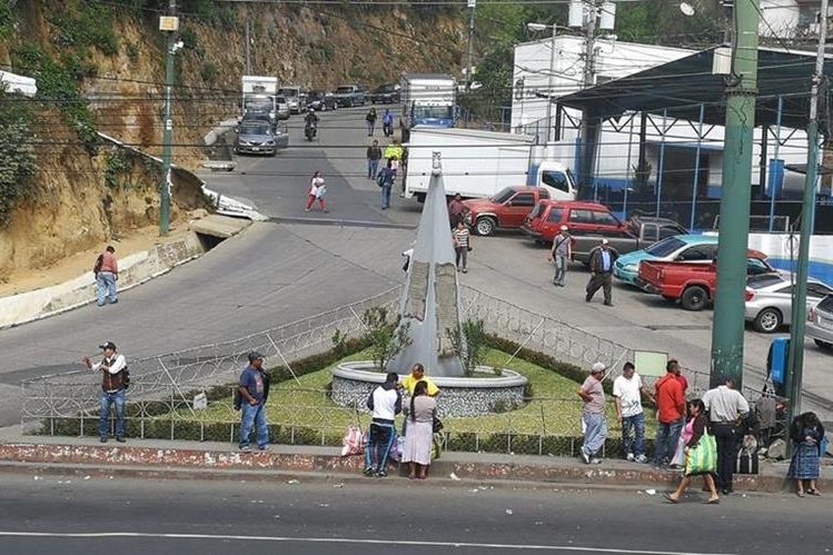 Monumento en homenaje a las víctimas mixqueños del terremoto se localiza en el kilómetro 17.4 de la ruta Interamericana. (Foto Prensa Libre: Óscar Felipe Quisque)