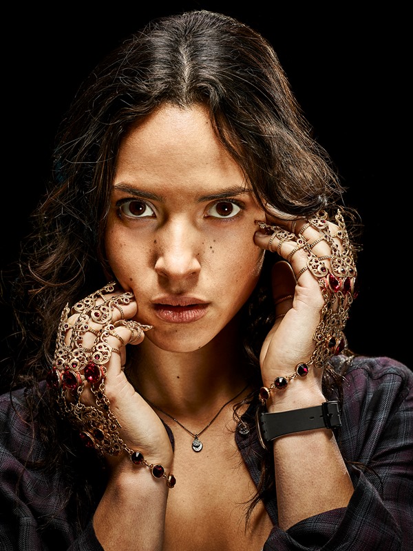 La actriz Adria Arjona interpreta a Dorothy Gale en la serie Emerald City. (Foto Prensa Libre: Cortesía FOX Networks Group)
