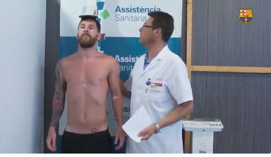 El pasado 14 de julio en la revisión médica, Messi dejo ver su tatuaje. (Foto Prensa Libre: Captura de Pantalla Twitter Barcelona)