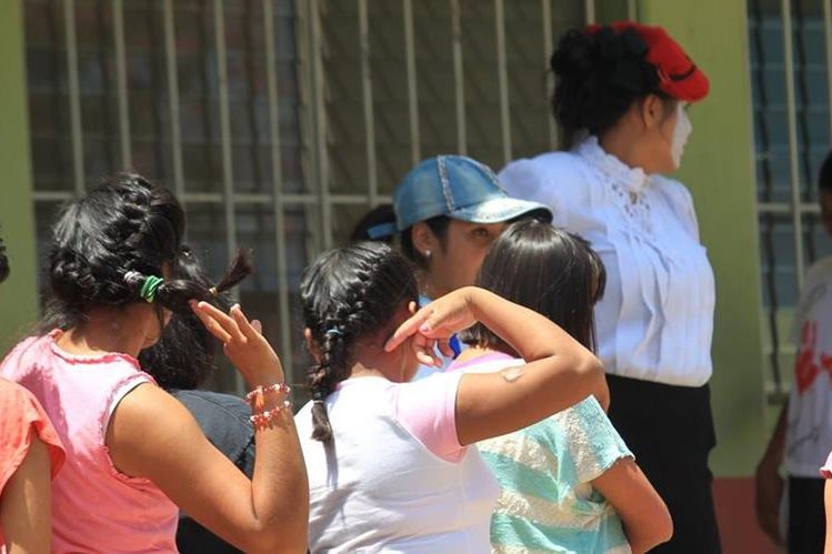Menores trasladados del Hogar Virgen de la Asunci&oacute;n reciben atenci&oacute;n en el Centro Alida Espa&ntilde;a. (Foto Prensa Libre: Estuardo Paredes). 