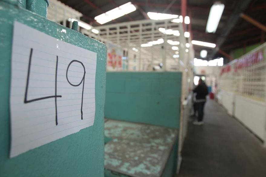 Números sobre una cartulina identifican a los comercios acechados por los extorsionistas en el mercado La Candelaria, zona 6. (Foto Prensa Libre: Erick Ávila)