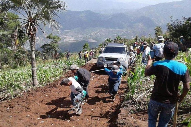 Pobladores habilitaron otra ruta para que el alcalde no fuera retenido. (Foto Prensa Libre: Héctor Cordero)